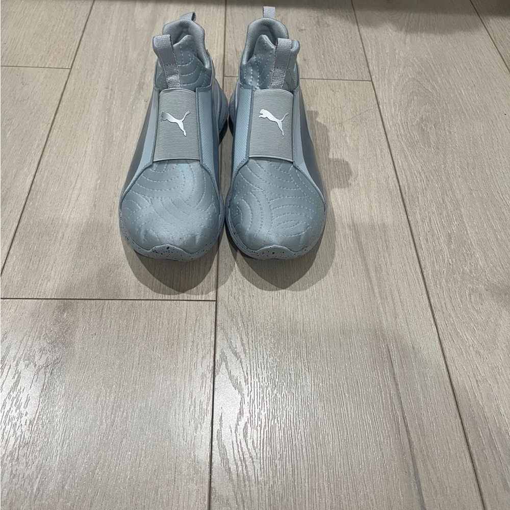 Women Size 8 puma running shoe